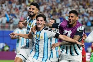 Argentina sufrió, resistió y volvió a golpear en el momento justo para meterse en semifinales